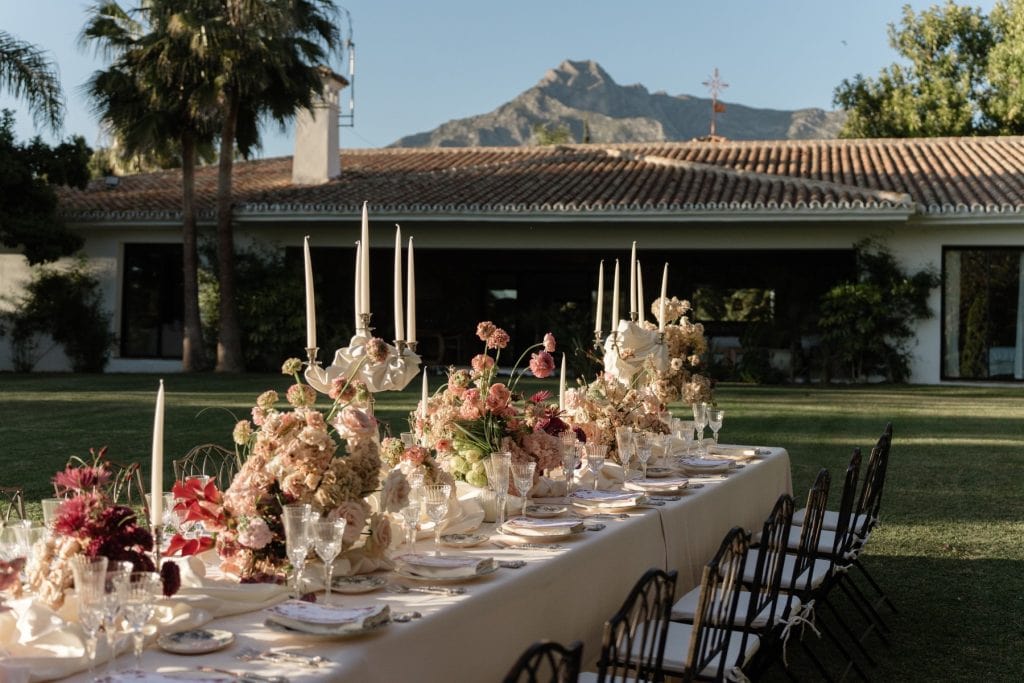 Los llanos Puente Romano Table